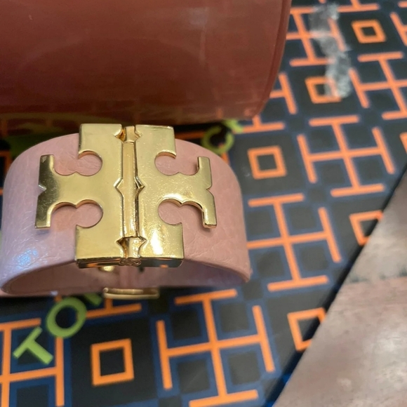 Tory Burch Gold Statement Logo Leather Cuff - Picture 5 of 6